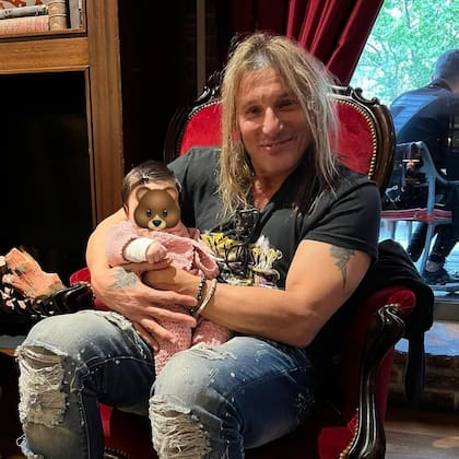 Desde la cuenta de Instagram de Venezia, publicaron una foto de la niña junto a su abuelo (Foto: Instagram @veneziacaniggia)