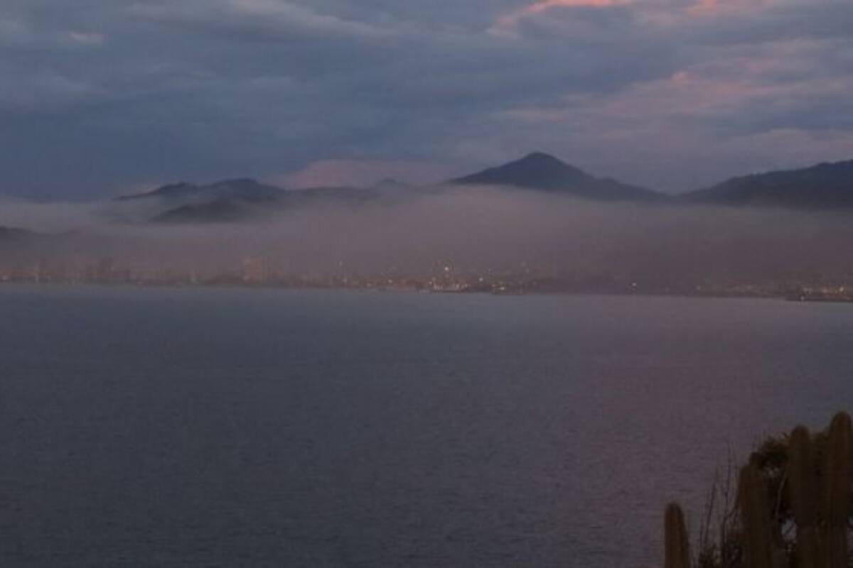 Desde la distancia es visible una nube de contaminación