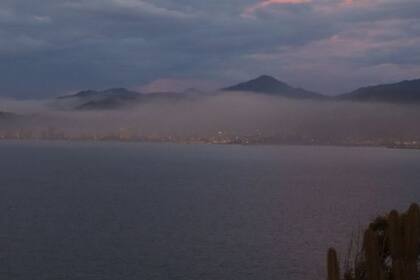 Desde la distancia es visible una nube de contaminación
