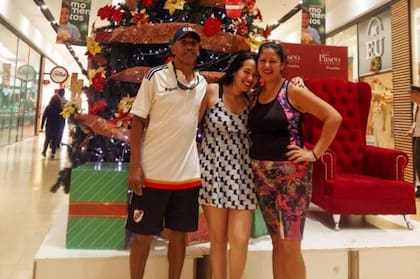 Desde la distancia y mientras trabaja por sus sueños, Adriana piensa en sus padres cada día.