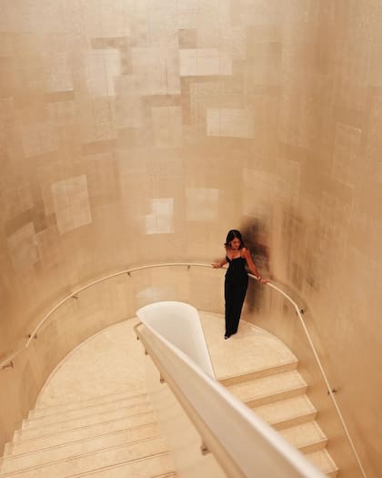 Desde la escalera del local Tiffany & Co, Anto se fotografió con las joyas de lujo