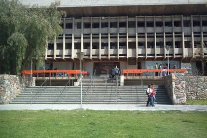 Desde la Facultad informaron que, a la par de la investigación penal, mantienen vigente la pesquisa administrativa contra el docente, que ya fue separado del cargo.