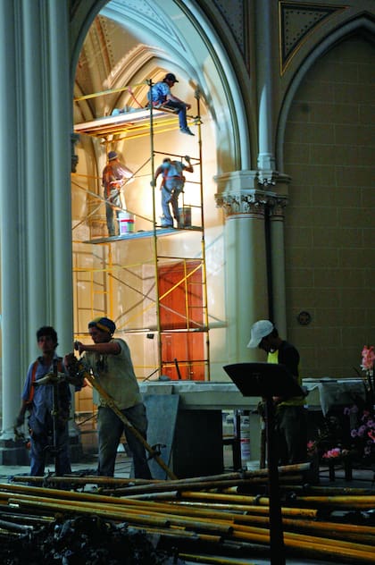 Desde la fe. Trabajos en la catedral de San Isidro, donde se restauraron los estucos venecianos