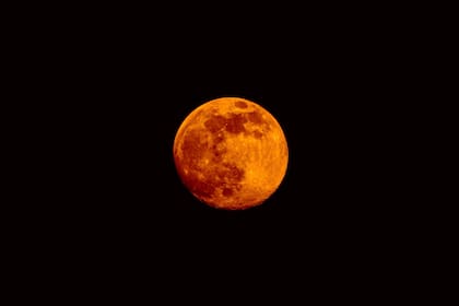 Desde la física, el color rojo es parte del espectro electromagnético, en la región donde la longitud de onda va desde 618 nm a 780 nm, dentro de la franja perceptible por el ojo humano