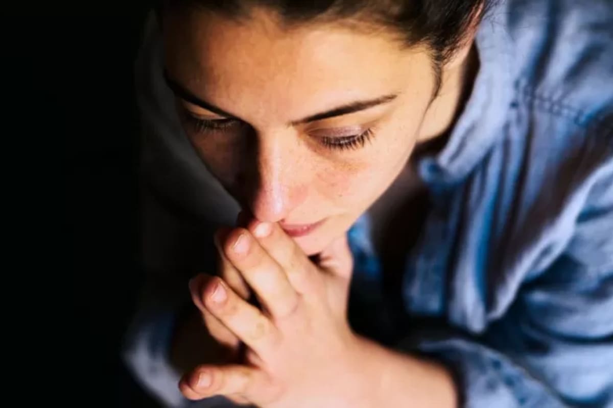 Desde la frustración laboral a la responsabilidad excesiva por problemas globales: son muchas las razones que influyen en el bienestar emocional y mental de los jóvenes