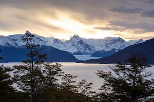 Desde la habitación, atardecer sobre el glaciar y el lago Argentino.