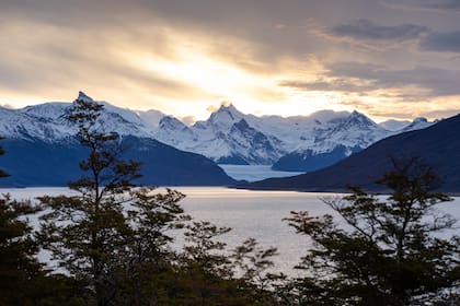 Desde la habitación, atardecer sobre el glaciar y el lago Argentino.