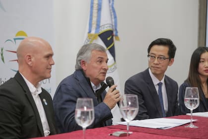 Desde la izq.: el ministro de seguridad de Jujuy, Ekel Meyer; el gobernador Gerardo Morales; Dennis Wang, gerente general de ZTE Argentina; y Luisa Lu, directora de Negocios Gubernamentales de la compañía china