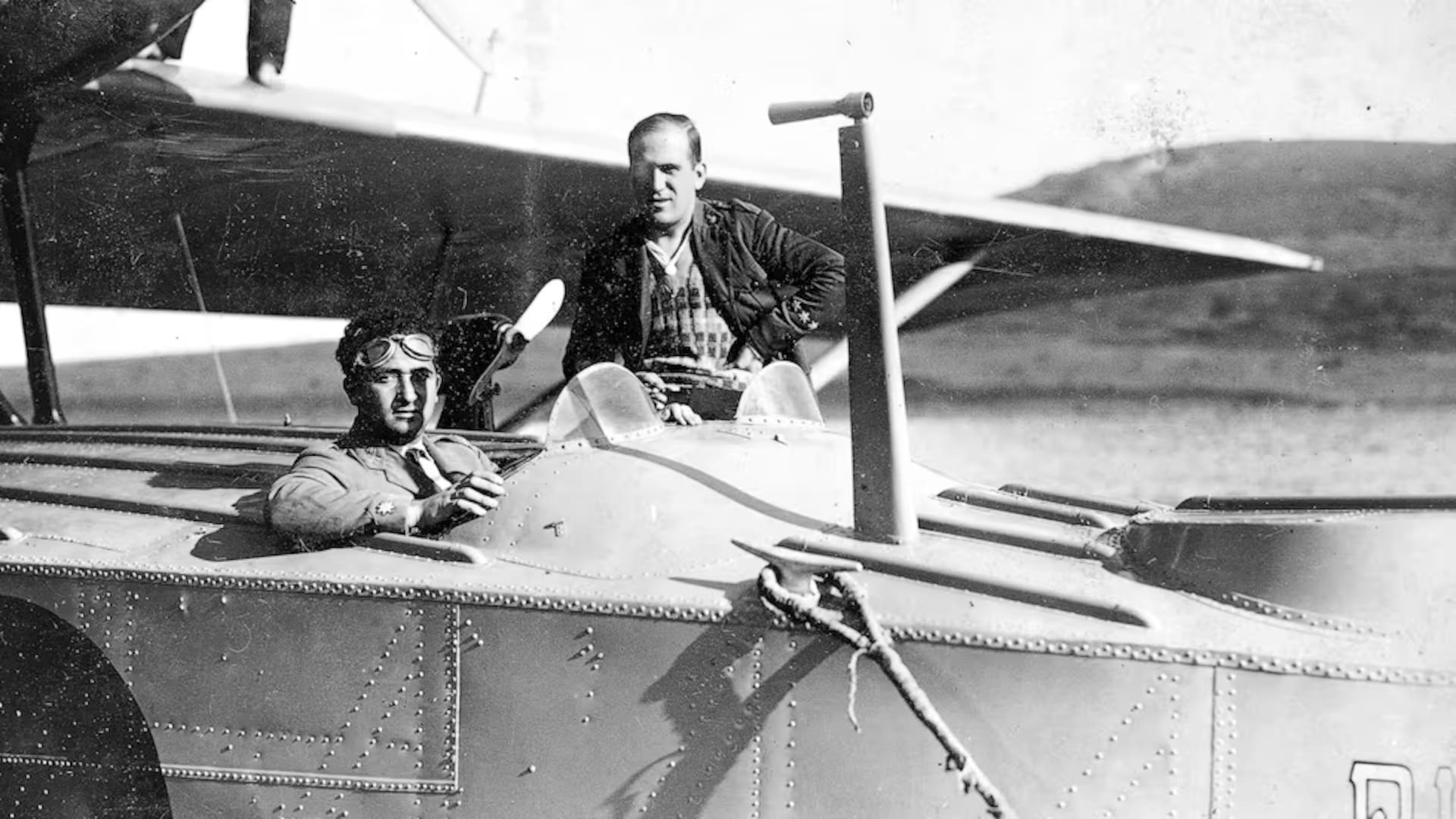 El piloto Ramón Franco —hermano del futuro dictador Francisco Franco— junto a uno de los tripulantes del Plus Ultra, durante la travesía de 1926. (Ejército del Aire y del Espacio)