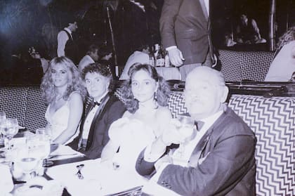 Desde la izquierda: Graciela Alfano, Dr. Zelicovich; Ginger Shlieffer De Vaien y Cecilio Madanes