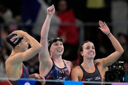 Desde la izquierda, las estadounidenses Gretchen Walsh, Lilly King y Regan Smith celebran ganar la medalla de oro en el relevo 4x100 de la natación de los Juegos Olímpicos de París, el domingo 4 de agosto de 2024, en Nanterre, Francia. (AP Foto/Brynn Anderson)