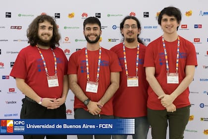 Desde la izquierda: Lautaro Lasorsa (21 años), Carlos Soto (20), Agustín Gutierrez (entrenador) e Ivo Pajor (21 años), del equipo Inchavola: son los latinoamericanos que quedaron en el puesto más alto de la competencia ICPC de 2021