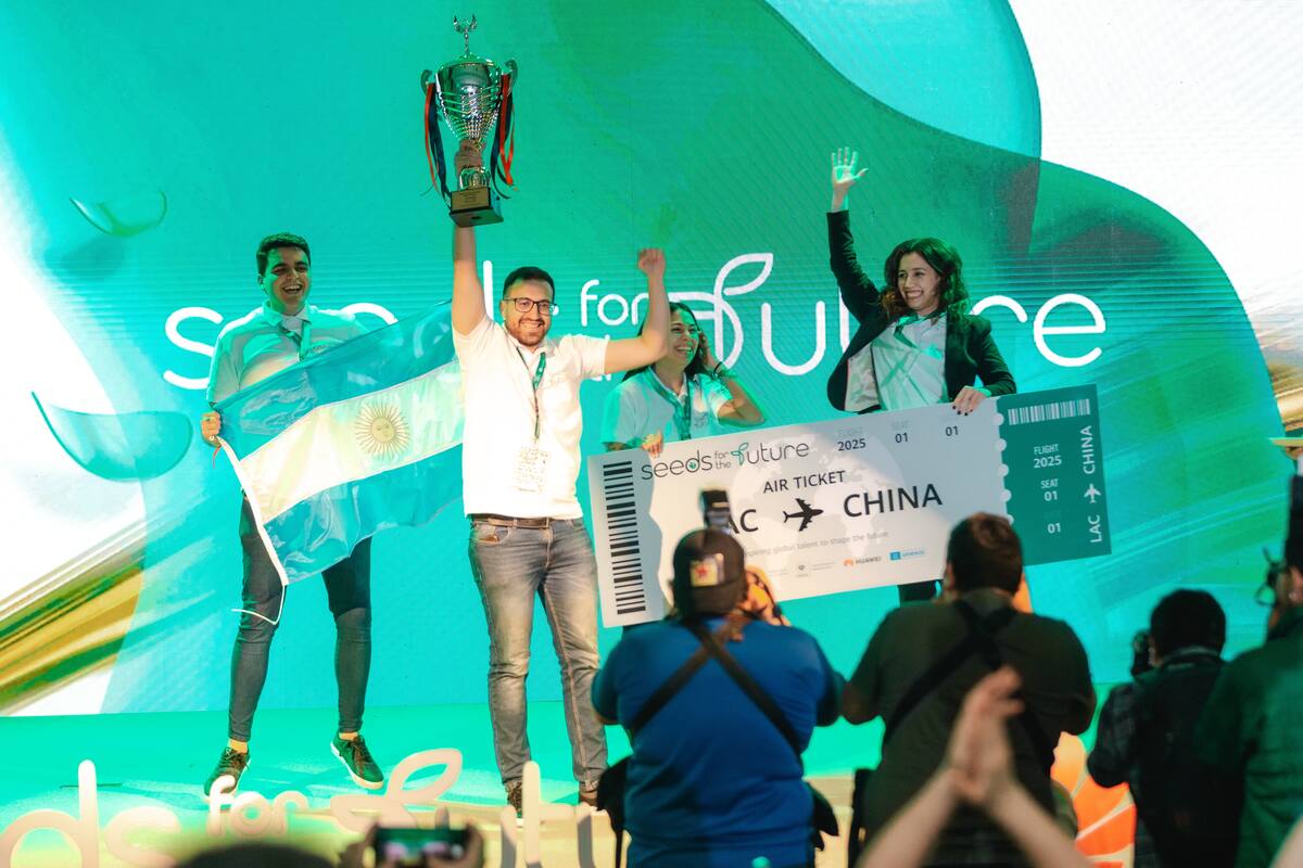 Desde la izquierda: Lautaro Márquez, Alejandro Simonutti, Nahiara Orgoñ y Lourdes Ríos, los argentinos seleccionados para la final de Tech4Good
