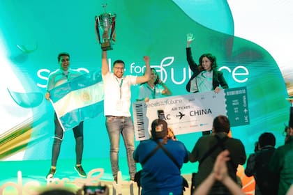 Desde la izquierda: Lautaro Márquez, Alejandro Simonutti, Nahiara Orgoñ y Lourdes Ríos, los argentinos seleccionados para la final de Tech4Good