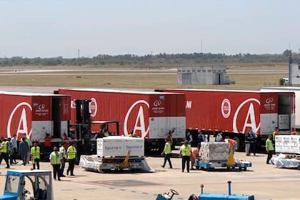 Desde la madrugada camiones de la empresa Andreani realizan los viajes