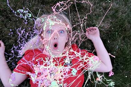 Desde la medianoche del 31 de octubre hasta el mediodía del 1° de noviembre, el uso de Silly String está prohibido en espacios públicos de Hollywood (YouTube)