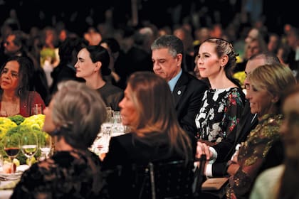 Desde la mesa principal, Elina Costantini escucha atentamente las palabras de su marido. A su lado, el Jefe de Gobierno porteño, Jorge Macri, que cedió al museo el terreno bajo la plaza Perú por treinta años