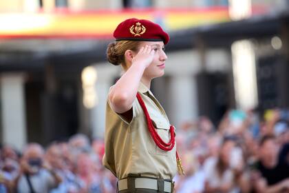 Desde la multitud reunida en los alrededores de la plaza de Zaragoza, se escucharon aplausos para la princesa y le gritaron "¡Guapa!".