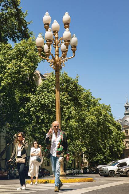 Desde la plazoleta Carlos Pellegrini hasta el monumento a Torcuato de Alvear, la avenida se extiende por 700 metros