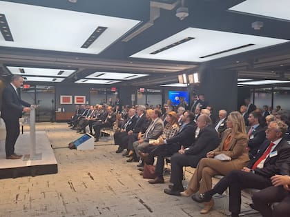 Desde la primera fila, la esposa de Adorni, Bettina Angeletti, siguió el discurso del jefe de Gabinete en el Argentina Week de Nueva York