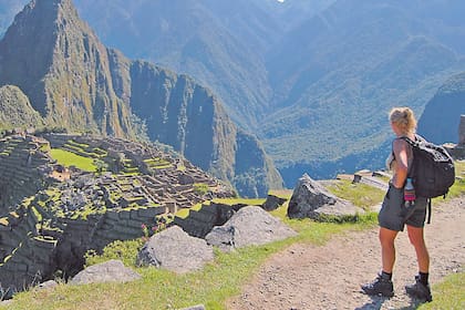 Desde la Puerta del Sol, el final del camino, una vista panorámica de la impresionante ciudadela inca de Machu Picchu