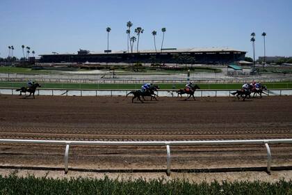 Desde la reapertura el 15 de mayo, Santa Anita Park corrió los fines de semana, sin admitir espectadores