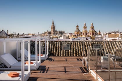 Desde la terraza del Palacio de Villapanés se ven La Giralda, el célebre campanario de la Catedral de Sevilla y, a la derecha, las torres gemelas y la gran cúpula de la Iglesia Colegial del Divino Salvador, de marcado estilo barroco.
