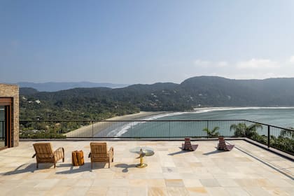 Desde la terraza. El área de descanso superior para unas vistas directas a la playa.