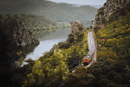 Desde la ventanilla se contemplan los imponentes paisajes del centro de Portugal