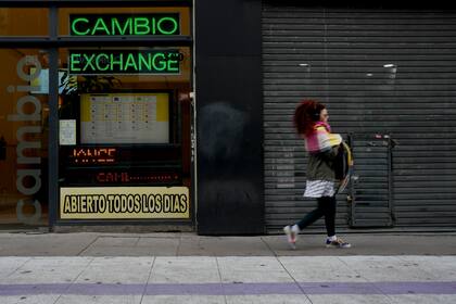 Desde las casas de cambio formales se mostraron optimistas con el cambio de Gobierno (AP Foto/Natacha Pisarenko)