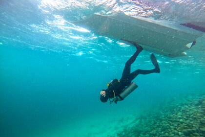 Desde las playas del lago Moreno, un bautismo para desafiar el frío y sumergirse por primera vez en un paisaje diferente y lleno de sorpresas