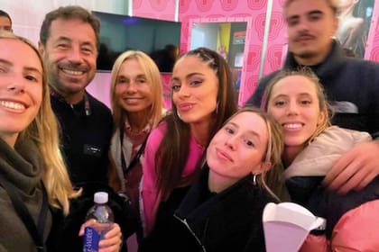 Desde las primeras filas la alentaron sus padres, Ricky Sarkany y Graciela Papini, sus hermanas mayores, Josefina y Violeta, y su novio, Beltrán Ferrero