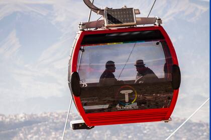 Desde las siete líneas del sorprendente teleférico urbano hasta uno de los mejores restaurantes del mundo y el fenómeno de la arquitectura cholet, buenas razones para descubrir la ciudad boliviana a 3600 metros sobre el nivel del mar