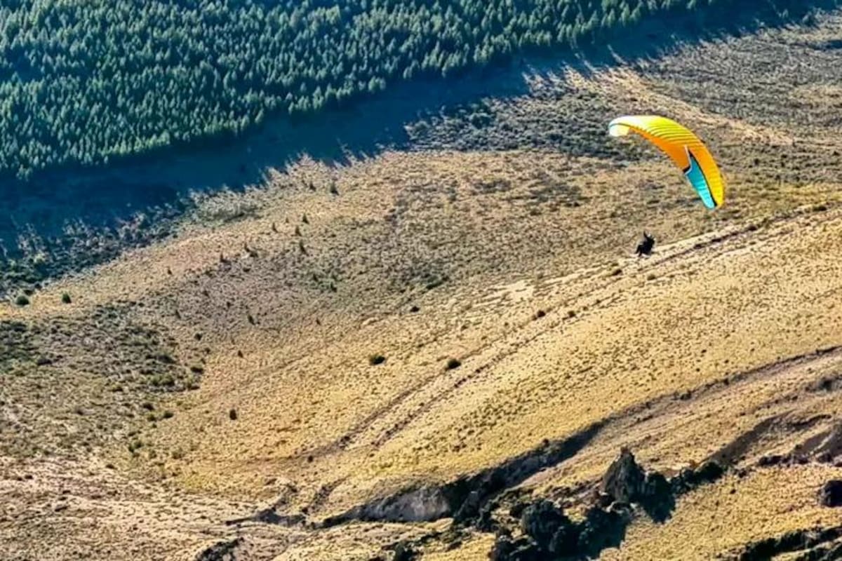 Desde lo alto, el valle de Esquel y sus lagunas aparecen como pequeñas manchas de color entre montañas y bosque andino