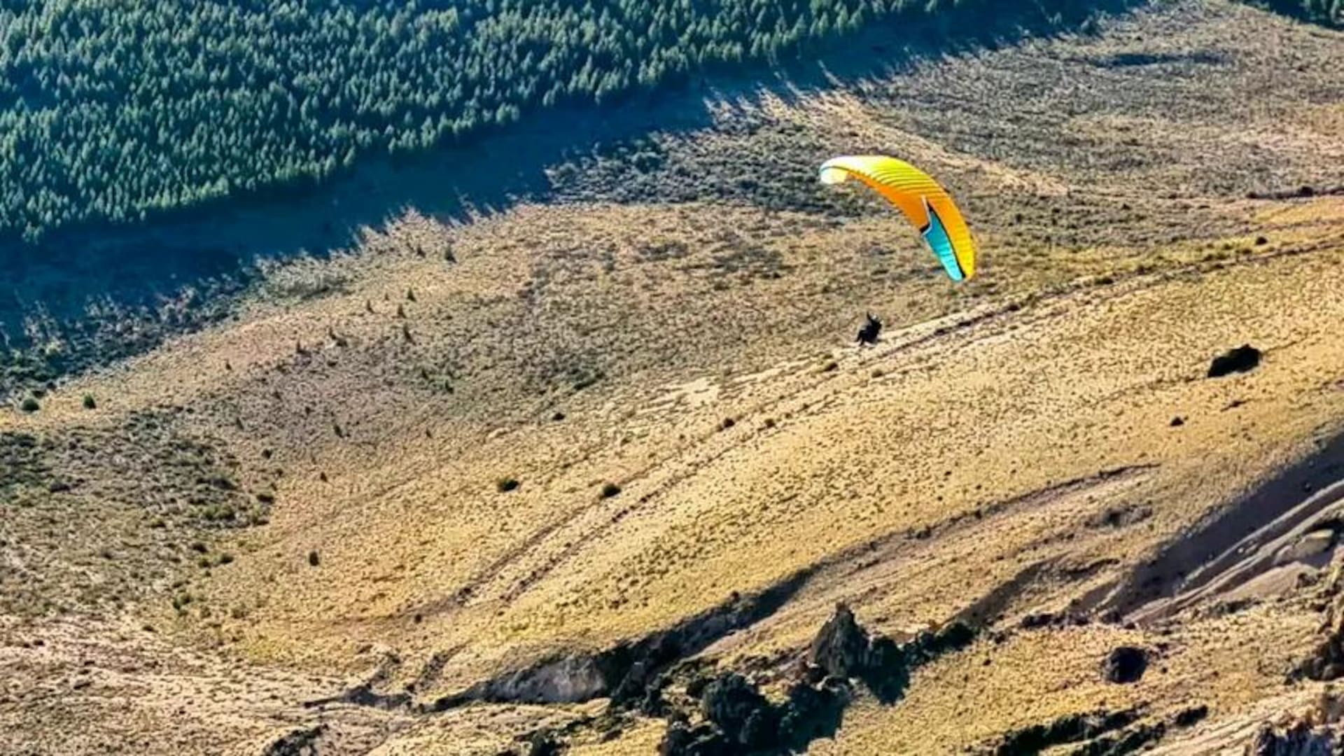 Desde lo alto, el valle de Esquel y sus lagunas aparecen como pequeñas manchas de color entre montañas y bosque andino