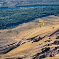 La experiencia extrema que crece en la Patagonia: volar en parapente frente a la cordillera nevada