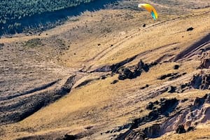La experiencia extrema que crece en la Patagonia: volar en parapente frente a la cordillera nevada