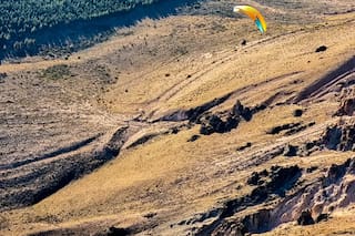 La experiencia extrema que crece en la Patagonia: volar en parapente frente a la cordillera nevada