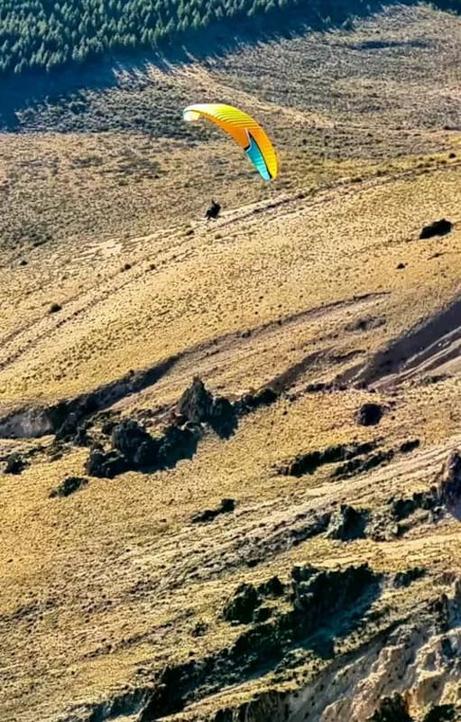 Desde lo alto, el valle de Esquel y sus lagunas aparecen como pequeñas manchas de color entre montañas y bosque andino