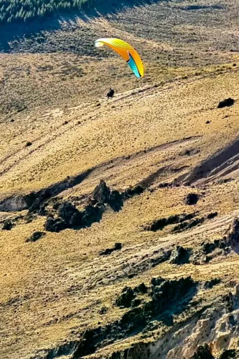 Desde lo alto, el valle de Esquel y sus lagunas aparecen como pequeñas manchas de color entre montañas y bosque andino