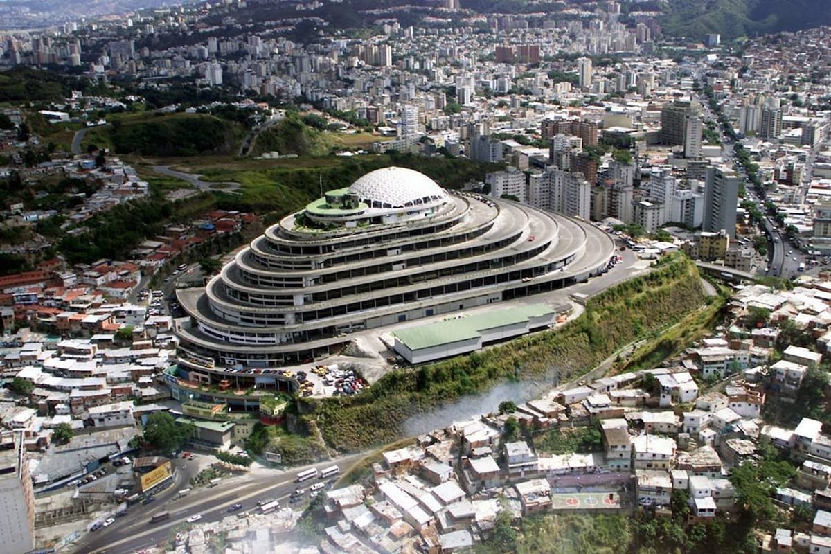Desde lo alto, la mole de hormigón se muestra como símbolo de innovación y fascinación internacional
