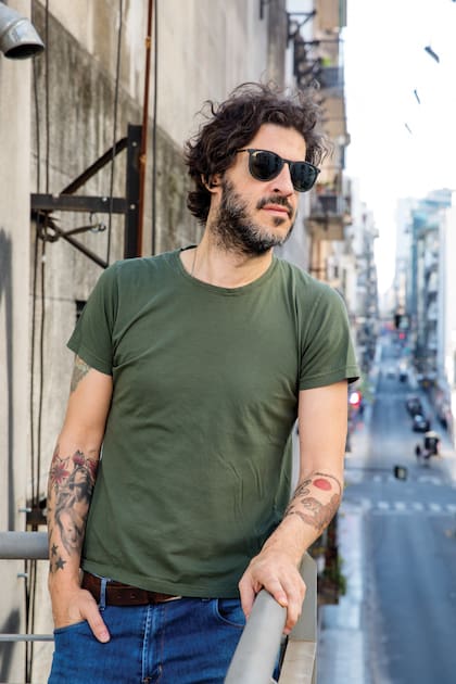 Desde los 18 años, Tute vive en San Telmo y, en su espacio, intenta reproducir el clima de sus casas familiares: “Eran abiertas, llenas de amigos, poetas, cineastas, artistas. Serenas, pacientes y sin gritos”, cuenta.