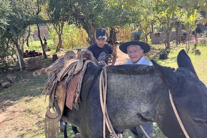 Desde los 4 años que Ezequiel vive arriba de los caballos y participa de todos los desfiles que puede