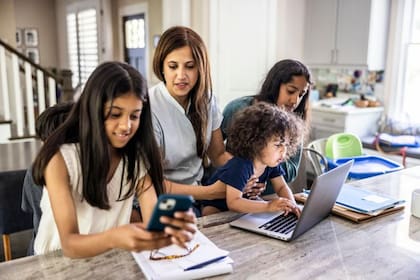 Desde los años 90, los padres pasan más tiempo con sus hijos