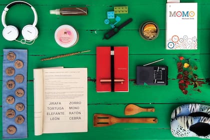 "Desde los objetos surge una alternativa para documentar sensaciones que nos marcan a lo largo de la vida", dice.