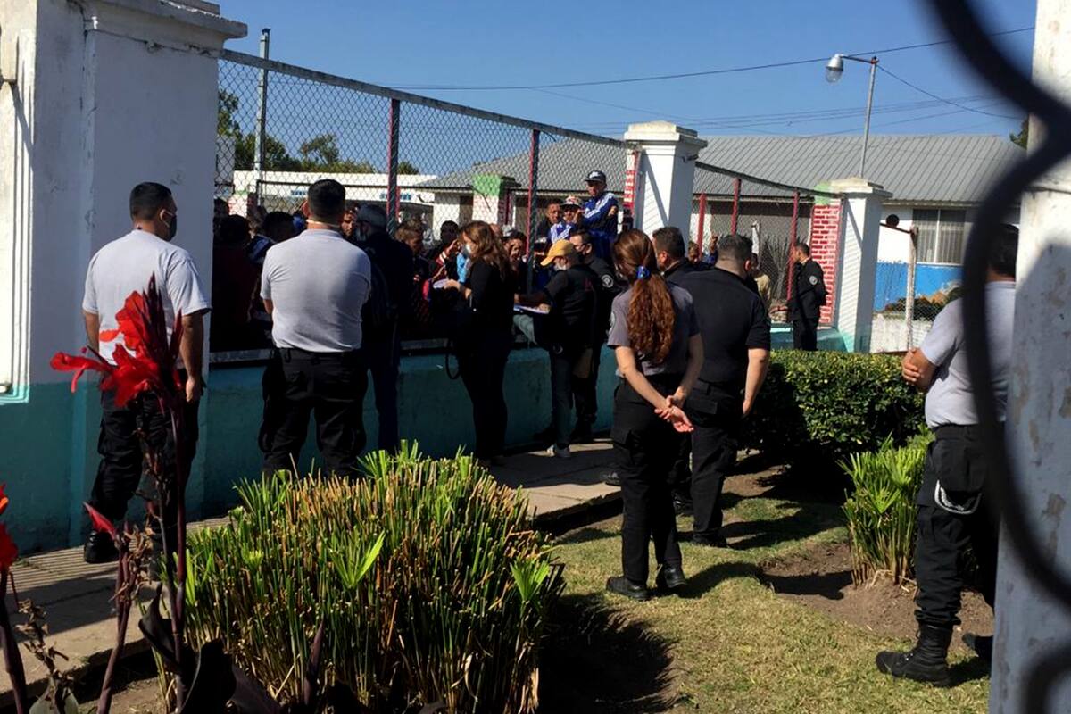 Desde los techos del penal de Melchor Romero, presos piden excarcelaciones para no "morir en prisión"