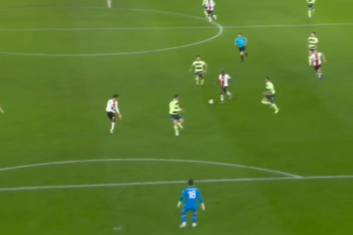 Desde media distancia, Moussa Djenepo buscó por encima del arquero y anotó el 2-0 definitivo de Southampton sobre Manchester City.