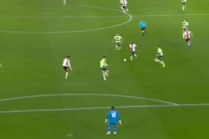Desde media distancia, Moussa Djenepo buscó por encima del arquero y anotó el 2-0 definitivo de Southampton sobre Manchester City.