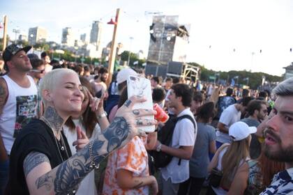 Desde muy temprano, el público disfrutó de referentes de la música urbana de habla hispana.