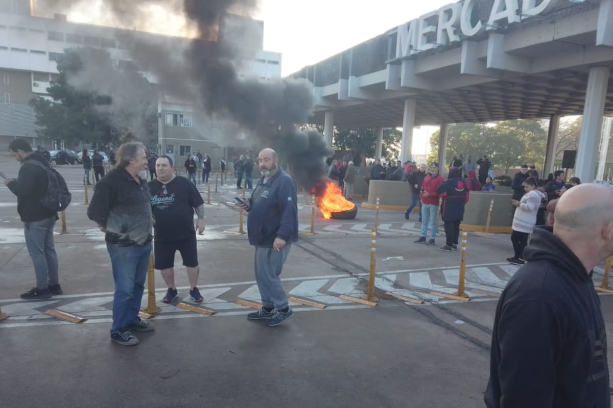 Desde muy temprano, puesteros y changadores llevaron adelante una manifestación en el ingreso del Mercado Central